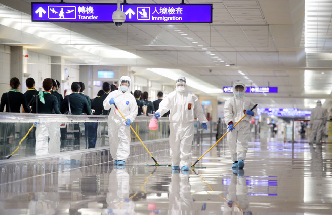 边境松绑商务客单周入境暴增140％，阳性率明揭晓。图为桃园机场入境管制区。(资料照/范扬光摄)