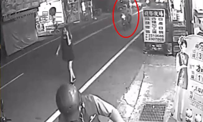 南投縣草屯鎮一名68歲的許姓婦人，16日晚間10點左右走路返家，不慎遭後方行駛而來的機車擦撞「掃到」，但機車沒有停下飛快離去，而婦人因為沒有受傷也不以為意。(民眾提供／吳建輝南投傳真)