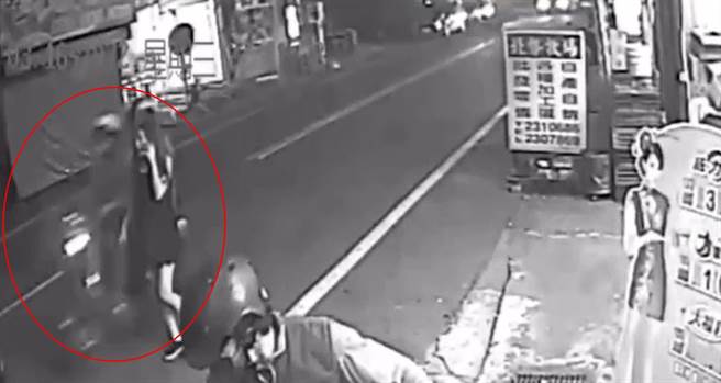 沒想到隔天竟然遭警方通知這是一樁飛車搶案，全程都被附近店家監視器拍下，警方目前已經鎖定犯嫌，全力追捕中。(民眾提供／吳建輝南投傳真)