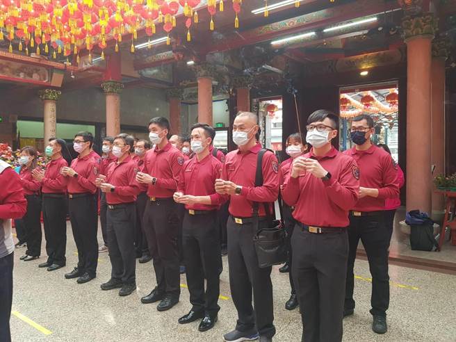 桃园中坜慈惠堂为消防人员点灯祈福感谢救灾付出。(消防局提供／吕筱蝉桃园传真)