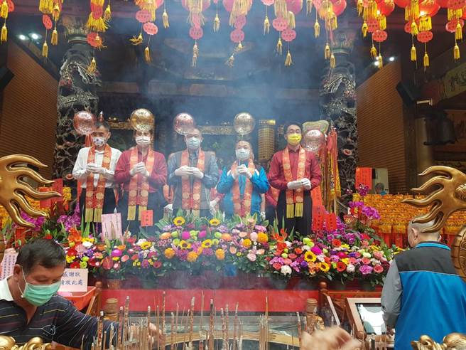 桃园中坜慈惠堂为消防人员点灯祈福感谢救灾付出。(消防局提供／吕筱蝉桃园传真)