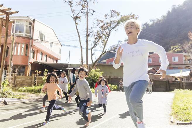 艺人炎亚纶担任至善基金会2022年爱心大使「和孩子  一起跑」支援孩子的梦想跑道。（至善基金会提供／林良齐台北传真）