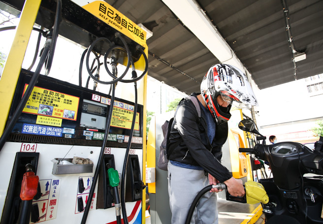 美国联准会升息1码，俄乌和平谈判见曙光，国内油价将受惠。依据机制，下周国内汽油每公升可望小降0.1元、柴油不降价。（资料照，陈俊吉摄）