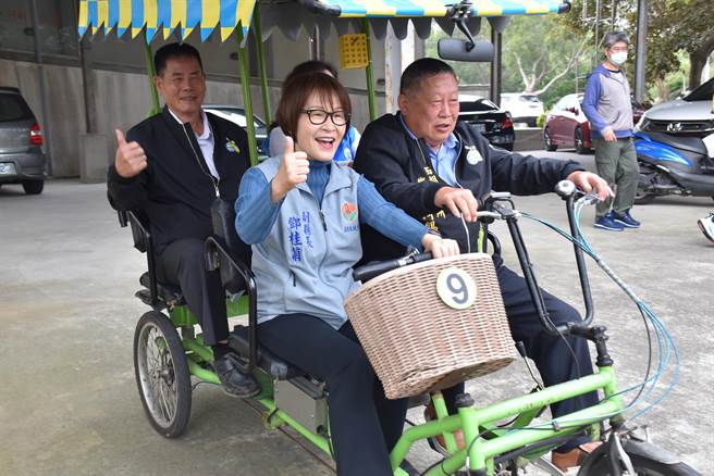 西湖鄉公所辦舉柚花藝術節，提供電動自行車供遊客漫遊柚子山。（謝明俊攝）