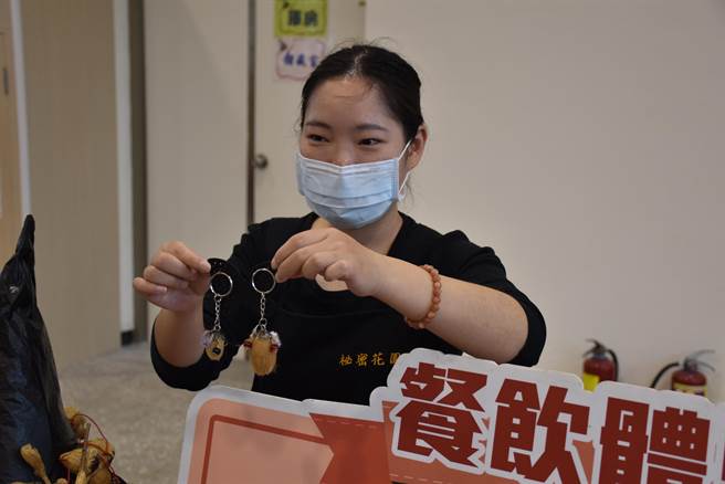 西湖鄉公所推柚花藝術節，在地業者準備精美小禮物要送給遊客。（謝明俊攝）