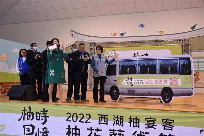 西湖鄉公所推柚花藝術節，備有環鄉巴士供民眾搭乘遊覽。（謝明俊攝）