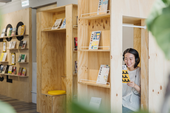 台灣地方創生基金會成立「地創放送Localog Space」空間，並策劃首檔聲音體驗展，以《地方現榨五分甜》為主題，採集32段5分鐘地方創生故事。(圖/信義房屋提供)