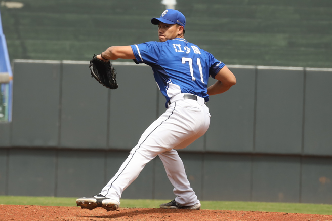 富邦悍將江少慶在自辦熱身賽第2度先發，投3局挨1支兩分炮。（富邦悍將提供）