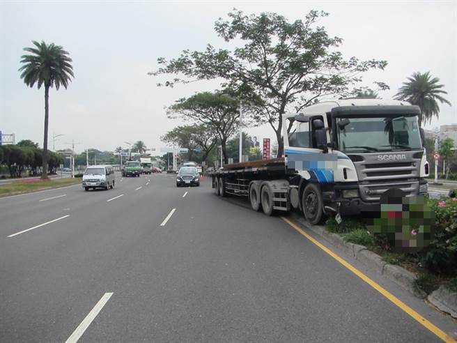 拖板車衝上分隔島。（翻攝照片／高雄洪靖宜傳真）