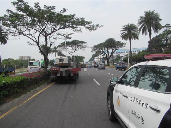 拖板車衝上分隔島。（翻攝照片／高雄洪靖宜傳真）