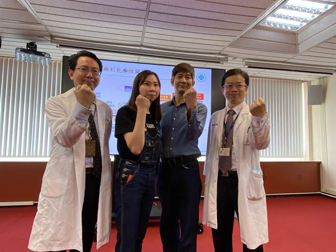 台中荣总结合皮肤科与免疫风湿科专科医师与技术人员，执行跨科整合服务，帮助病人早期诊断乾癣与乾癣性关节炎，以调整治疗方向。（冯惠宜摄）