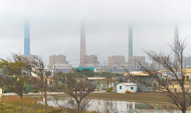 中部近日空气品质不佳，台中火力发电厂却还火力全开，16日在台中市议会引发议员关切。图为台中火力发电厂。（本报资料照片）