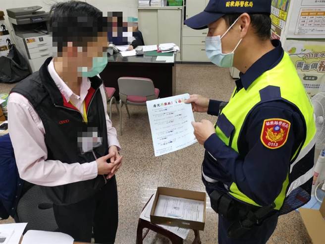 苗栗警分局三義分駐所所長林莞興宣導反詐立即收到成效。（苗栗警分局提供／謝明俊苗栗傳真）