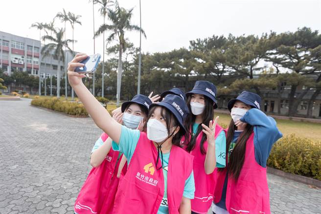 2022新竹市儿童艺术节「风的运动场」即将登场，市府也祭出好康吸引报名意愿，参与志工除提供餐点、保险之外，皆可获得儿艺节限量渔夫帽等。（陈育贤摄）