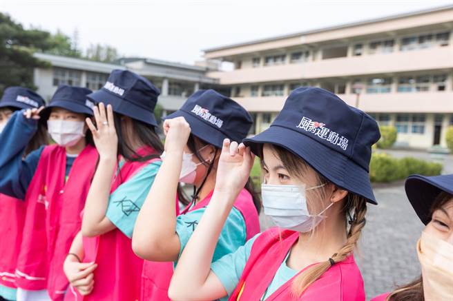 2022新竹市儿童艺术节「风的运动场」即将登场，市府也祭出好康吸引报名意愿，参与志工除提供餐点、保险之外，皆可获得儿艺节限量渔夫帽等。（陈育贤摄）