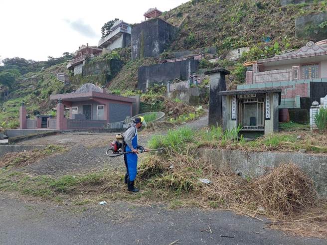 苏澳镇公所今年特别成立机动除草队，由专业除草人员携带机具，4月4、5日上午8时至中午12时，提供免费机动性服务。（苏澳镇公所提供／吴佩蓉宜兰传真）