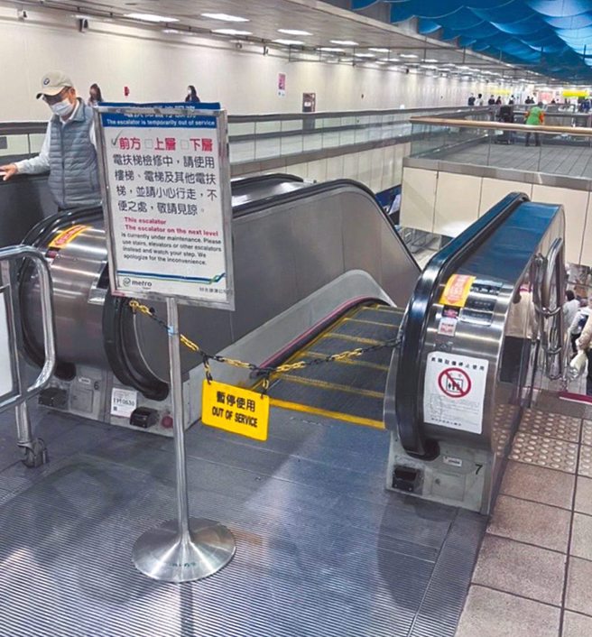 台北捷運新埔站上行手扶梯「倒退嚕」案延燒，議員李建昌、簡舒培爆料，該扶梯建置於2000年，早在2016年就該汰換，至今已沿用5年，現有392台手扶梯也早已超過使用年限。（資料照，黃婉婷攝）