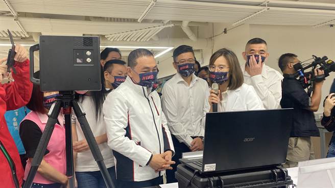 侯友宜到场后逐一检视鑑识器材（戴上容摄）