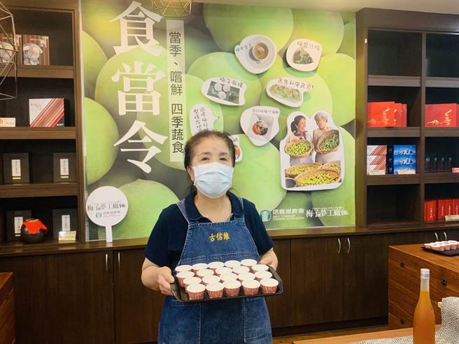 信义乡农会邀请古信维老师，指导鲜煮食教学。（廖志晃摄）