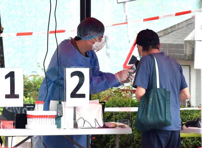 大陆港澳办主任夏宝龙昨在深圳主持支援香港抗疫工作第九次协调会，指香港当前疫情形势依然复杂严峻，援港抗疫工作面临的任务还很艰巨。（新华社）
