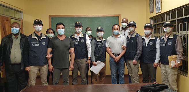 调查局远赴非洲接2名走私犯返台服刑（调查局提供）