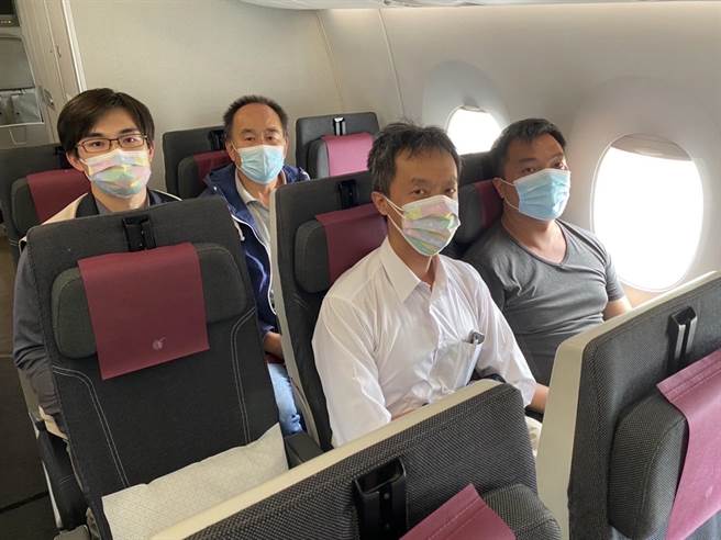 调查局远赴非洲接2名走私犯返台服刑（调查局提供）