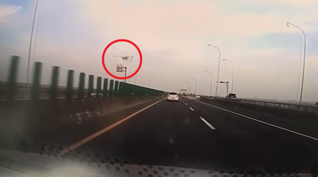 當時車內行車紀錄器影像曝光，只見她行駛到一半從左方的對向車道突然飛來1塊大型鐵片，轎車的擋風玻璃隨即裂出好幾道蜘蛛網狀的裂痕。（翻攝照片）
