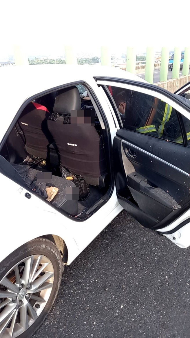 警方到場發現李姓女駕駛已明顯死亡，初步研判李女應是遭前方車輛掉落的鐵片砸中，重量約為2.5公斤，但尚未確定是哪輛車，目前積極調閱相關影像追查。（翻攝照片）