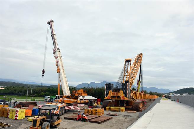 搁浅在台东富冈海岸的贝里斯籍货轮将于本周六、日进行货柜卸载工程，恐对铁人三项赛事造成影响。（庄哲权 摄）  
