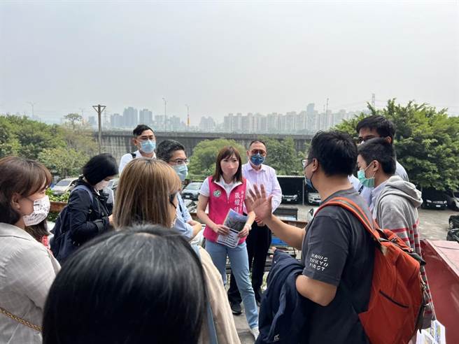 新北市议员张维倩今（17日）于秀朗桥北侧举办会勘，集邀新北市政府地政局、消防局、交通局等单位，针对即将办理之区段徵收作业进行讨论。（张维倩提供）