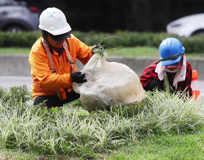 基本工资今年调涨后，经济部祭出基本工资补贴，但至今日仅1.5万件申请，商家反映申请门槛太严格。（劳工示意图，季志翔摄）