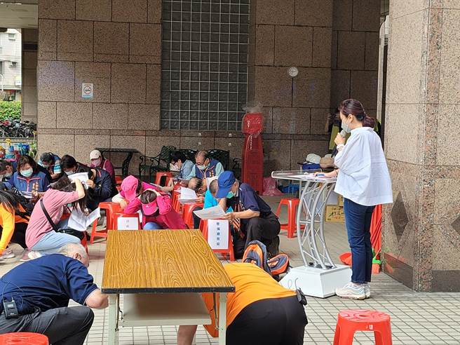 新北市永和区公所特别邀请永和全区62里里长今（17日）下午，举行灾防演练让里长熟悉防救灾任务编组及应变作为。（永和区公所提供）