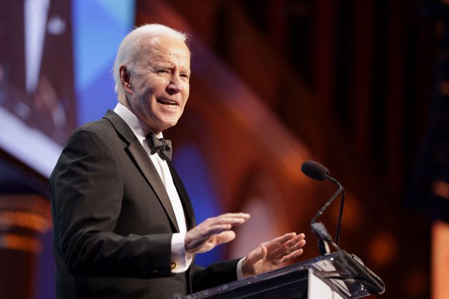 總統拜登今天簽署生效的這項法令，是1.5兆美元支出法案的一部分，內容禁止具備間諜知識、了解國安機密的美國情報人員在退休後30個月內為他國效力。(圖／美聯社)