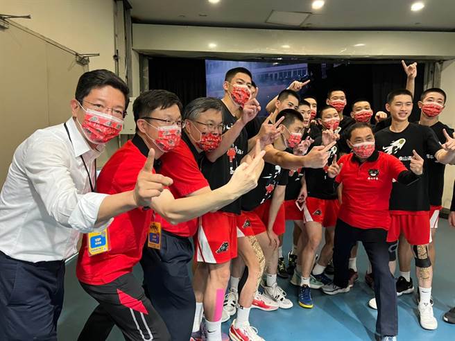 新北議員金瑞龍勉勵南山、錦和明年再戰、勇奪金盃。（金瑞龍提供）