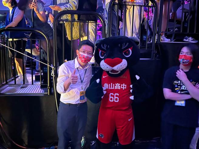 新北議員金瑞龍勉勵南山、錦和明年再戰、勇奪金盃。（金瑞龍提供）