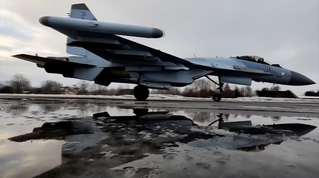 俄罗斯苏（Su）-35S战机在白俄罗斯机场滑行的资料照。（美联社）