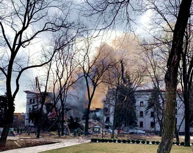 乌克兰南部港市马立波（Mariupol）一座剧院16日遭到俄罗斯军队轰炸，里头的避难所一共收容上千人，最新消息是，多数人都幸存。（图／路透社、顿内茨克地区军民机构提供）