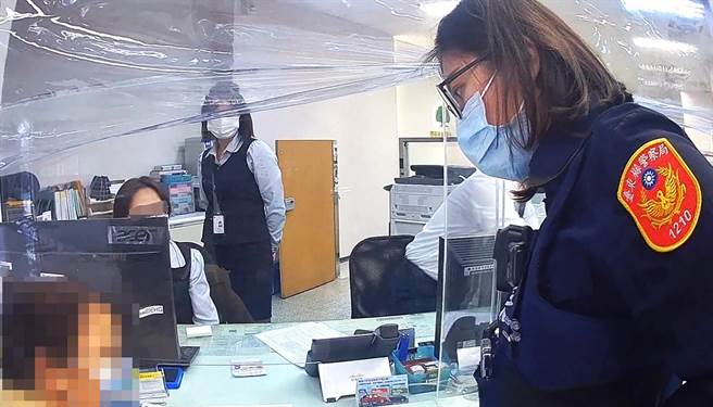 陷入军官情网台东陈妇欲匯款给情郎时，被员警及时阻拦。（民眾提供）