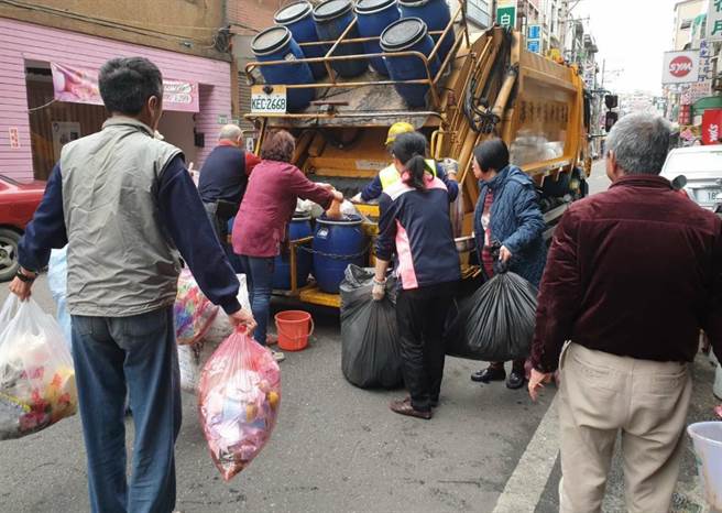 桃园市4月起试行「可透视垃圾袋政策」，一般垃圾须用到可看见内容物的垃圾袋打包，7月起将拒收不可透视垃圾袋。（桃园市环保局提供／陈梦茹桃园传真）