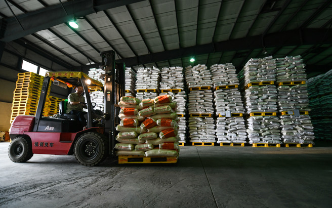 中國人口數量龐大，中國政府本身對糧食安全的敏感度也比較高，歷來口中共領導人都高度重視糧食安全問題。圖為四川成都糧食集團青白江國家糧食儲備庫。（圖／新華社）