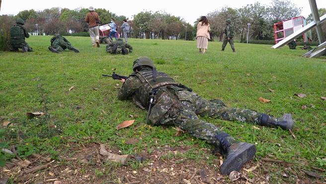 国防部14天新制教育召集中部第一梯次陆军十军团257旅步四营17日在嘉义县大林大埔美行军、训练。（张亦惠摄）