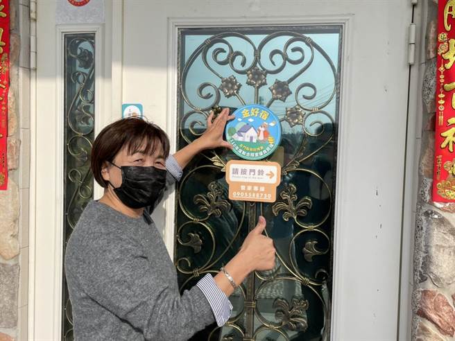 民宿业者张贴「金好宿」标章，提供旅客优先选择。（金门县府提供）