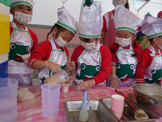 罗东镇立幼儿园在110学年度第2学期特别规画「食农教育～爱稻永远」系列课程，让120位大班幼儿偕同家长，在今日（17日）第1次展开亲子插秧活动。（罗东镇公所提供／吴佩蓉宜兰传真）