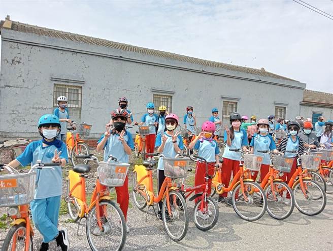 王功国小6年级学童开心骑上退役YouBike单车准备出发前往探访王功渔港和小型风机发电场域。（谢琼云摄）