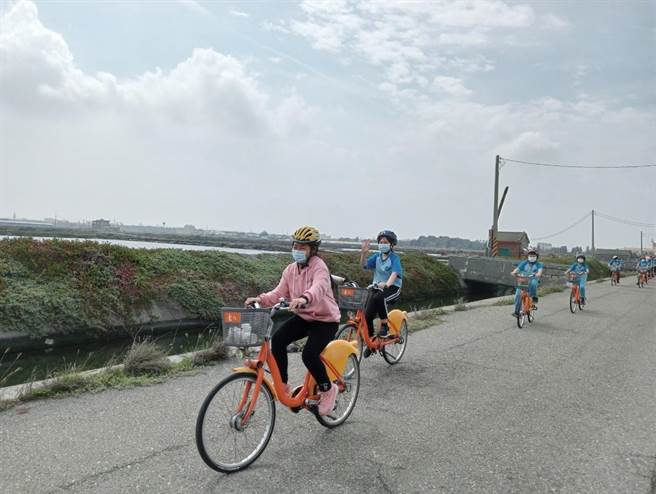 王功蚵艺文化协会与王功国小合作，举办首场户外教育体验活动；6年级学童们在老师与协会志工引领下骑单车认识自己的家乡，迎面而来的海风让每个人看起来神采飞扬。（谢琼云摄）