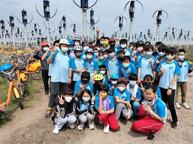 王功国小6年级学童骑上退役YouBike单车出发认识自己的家乡，沿途探访王功渔港和小型风机发电场域，一行人开心合影。（谢琼云摄）