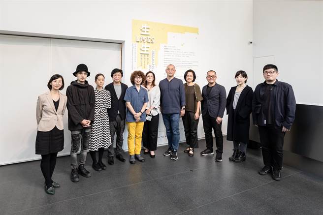 忠泰美术馆五周年展《生生LIVES》馆方代表、策展人与艺术家等共同探问「生」的可能性。（忠泰美术馆提供）