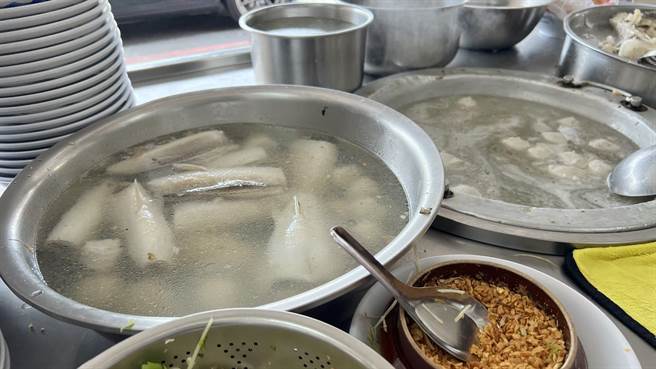 台南学甲是虱目鱼的故乡，当地不少知名虱目鱼老店不堪原料狂飙，将鱼肚悄悄调涨5元。（张毓翎摄）