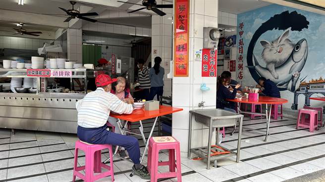 业者感嘆「生意难做」，消费者也无奈说「一涨就回不去，这下荷包又要大失血」。（张毓翎摄）