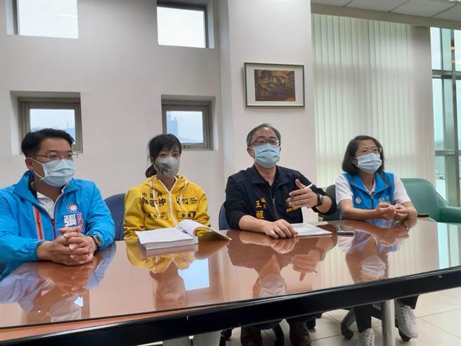 基隆市议员王醒之（右二）、吕美玲（右一）、张渊翔（左一）、陈薇仲（左二）提出基隆市公民投票自治条例修正案，昨三读通过。（陈彩玲摄）